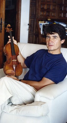 Carlos Roberts con un violino di Stradivari